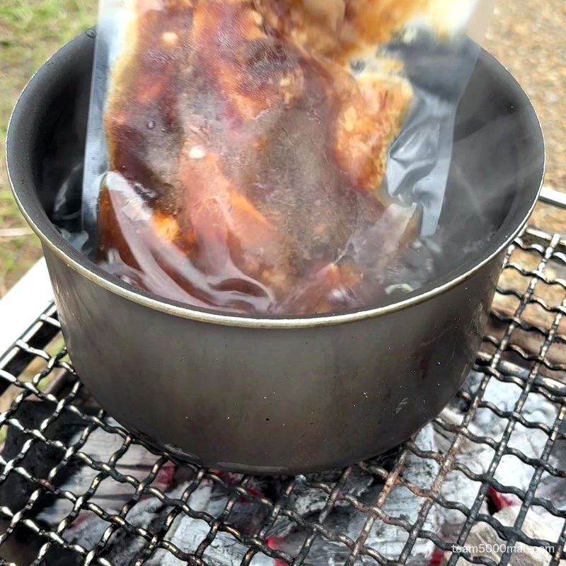 キャンプで宅麺 野菜を茹でたお湯で麺でるのスープを湯煎