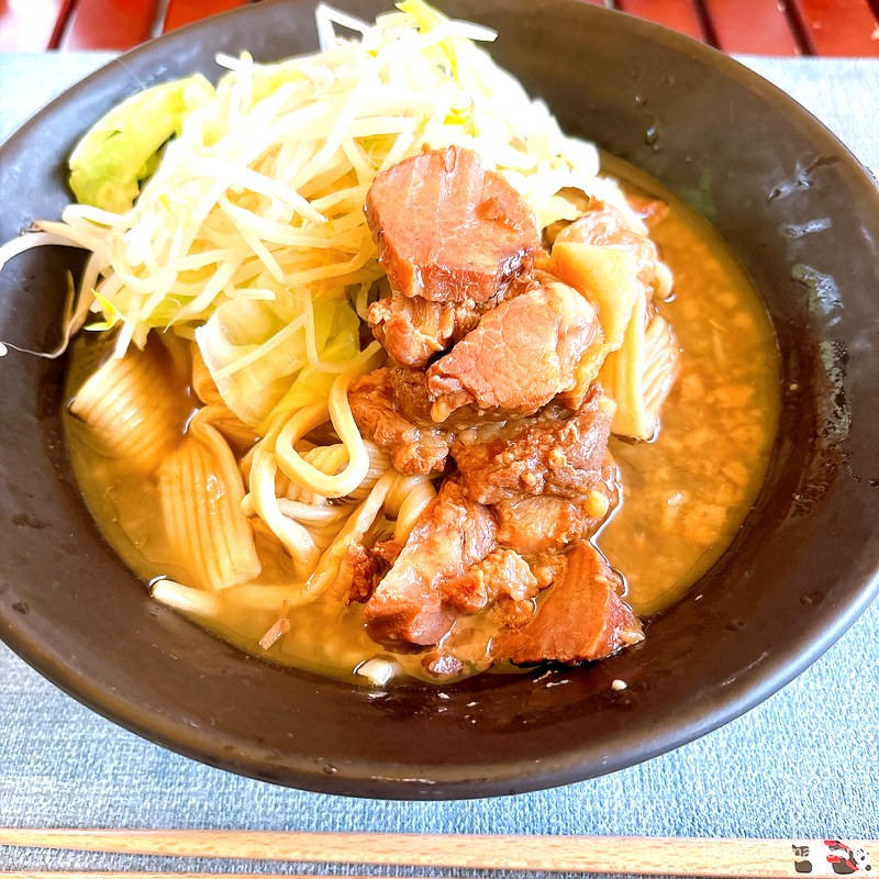 麺でる ラーメン 完成丼の寄り 崩れた黒豚がまとまって入っている