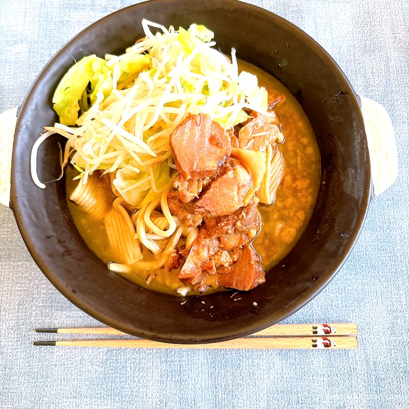麺でる ラーメン 完成丼を真上から キャベツともやしと黒豚