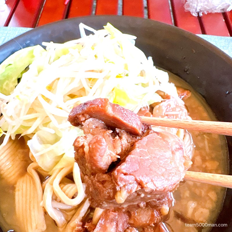 麺でる ラーメン 柔らかく味が染みた黒豚チャーシューの寄り