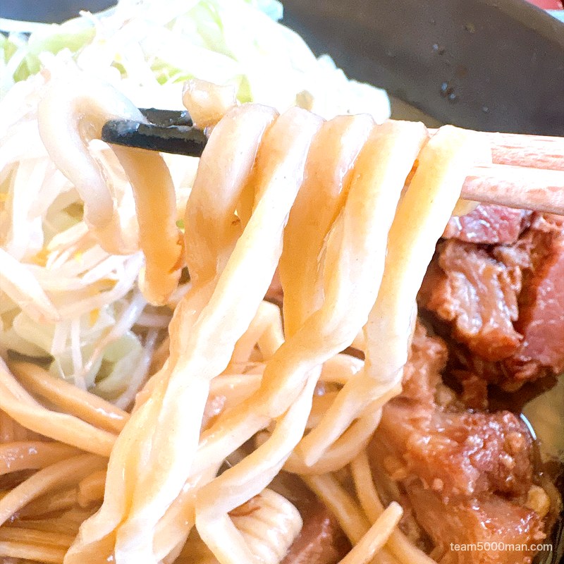 麺でる ラーメン 中太ストレート麺のリフト