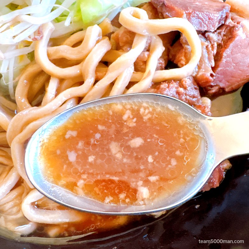 麺でる ラーメン 醤油が効いた非乳化スープをスプーンですくったところ
