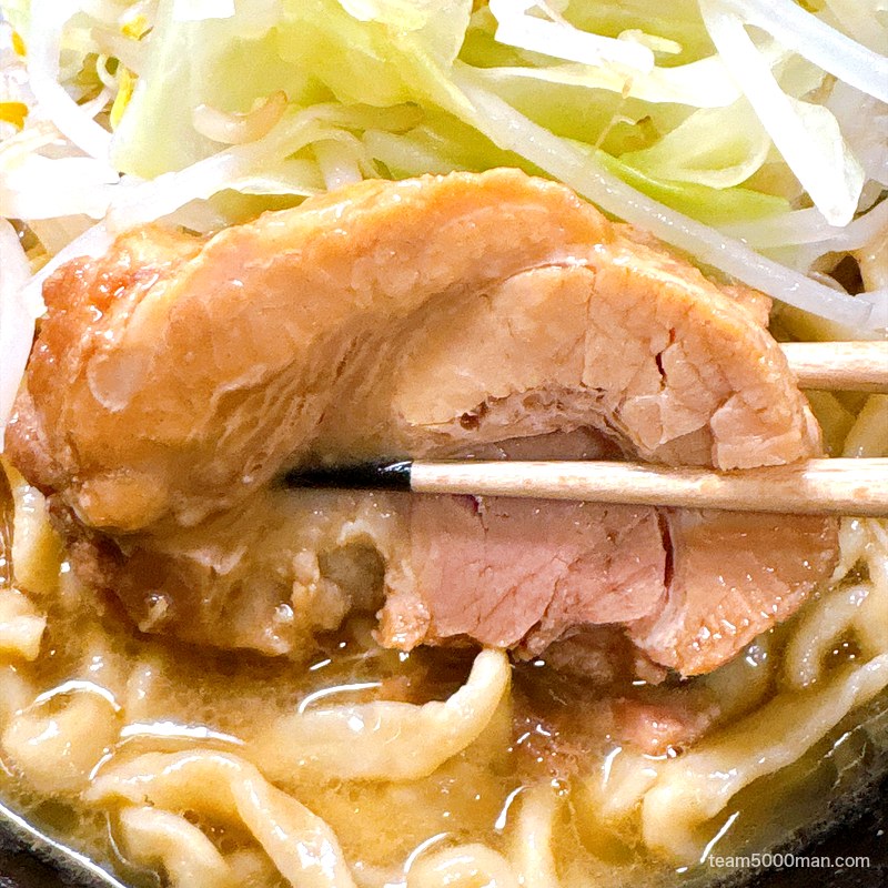 ラーメン一心 極厚の豚バラチャーシューを箸で持ち上げたところ