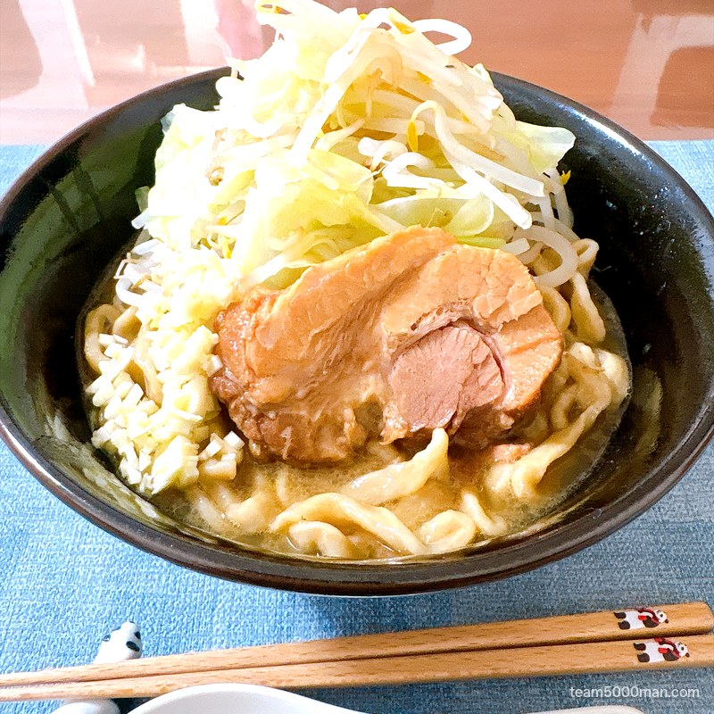 ラーメン一心 ラーメン 極厚チャーシューとヤサイ・にんにくの完成丼