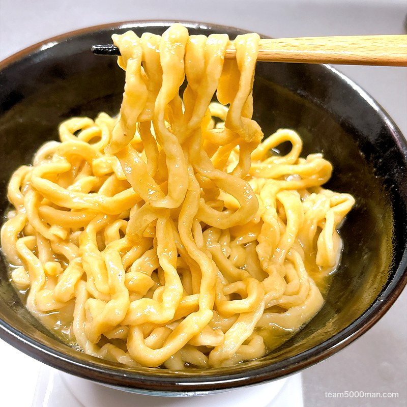 ラーメン一心 乳化スープが絡んだ極太麺
