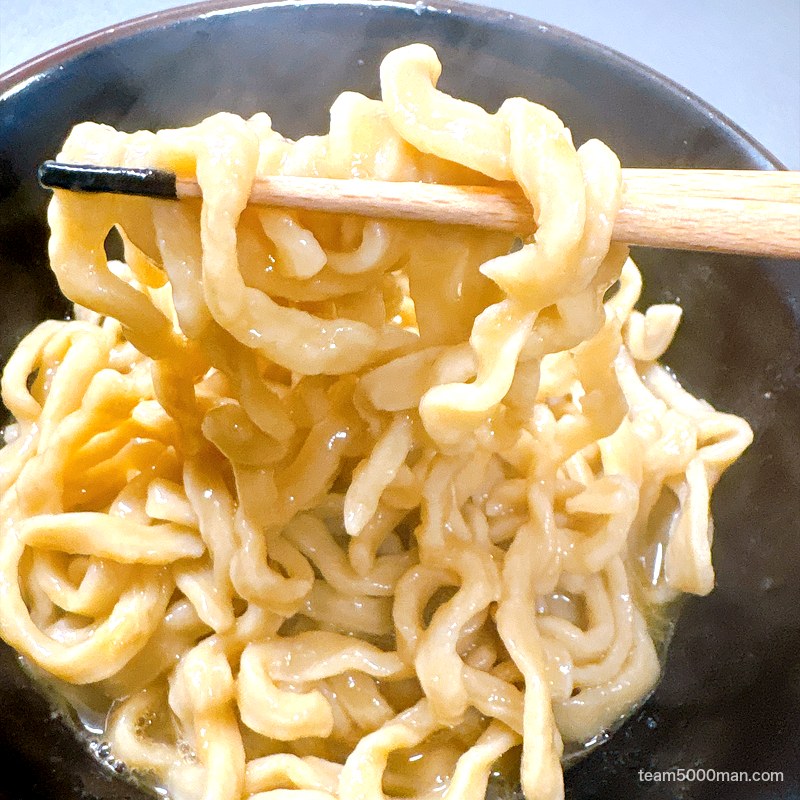ラーメン一心 自家製の極太麺を箸で持ち上げたところ
