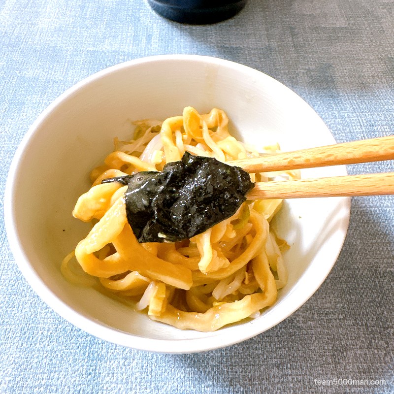 ラーメン一心 海苔で麺を巻いて食べる