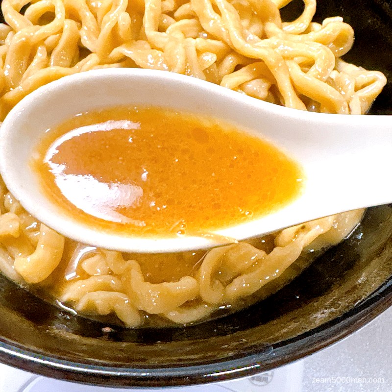 ラーメン一心 どろっとした乳化スープをレンゲですくったところ